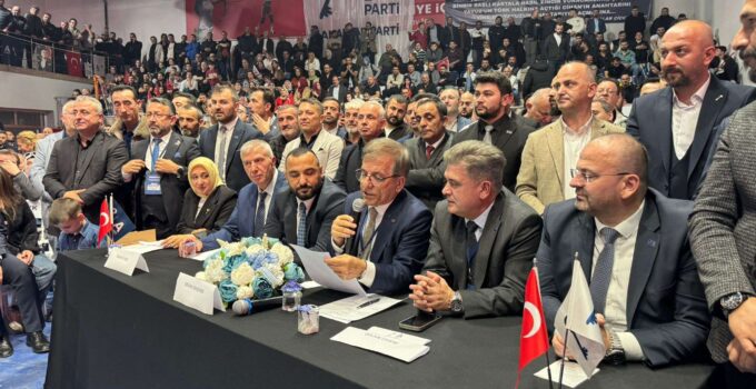 Miting Gibi Kongrede Divan Sınıfta Kaldı