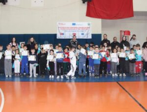 Düzce’de Minik Öğrencilere Temel Atletizm Etkinliği Düzenlendi