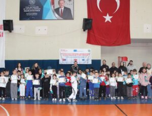 Kaynaşlı’da İlkokul Öğrencilerine Atletizm Etkinliği Düzenlendi