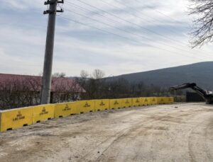 Gölyaka Sarıdere’de Beton Bariyerlerle Ulaşım Güvenliği Sağlandı