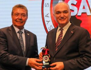 ASAV ve ASAD’dan Başkan Faruk Özlü’ye “Kızıl Elma” Ödülü