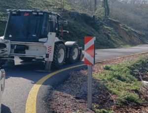 Akçakoca Deredibi Köyü’nde Trafik Levhaları Yenileniyor