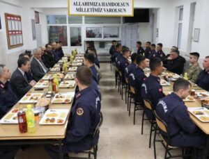 Düzce Valisi Mehmet Makas, Mehmetçiklerle İftarda Buluştu