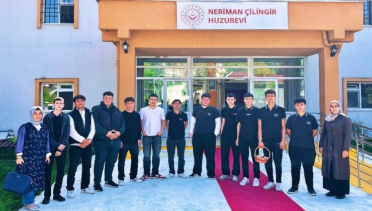 Öğrencilerden Anlamlı Vefa Ziyareti: Huzurevinde Duygu Dolu Anlar