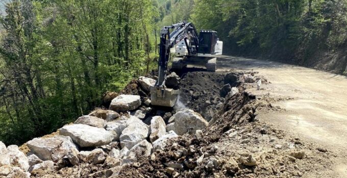 Cumayeri’nde Heyelan Bölgesinde Yol Güvenliği Sağlandı