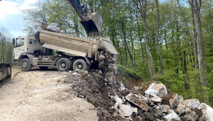 Cumayeri’nde Heyelan Bölgesinde Yol Güvenliği Çalışmaları Sürüyor