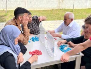 Gençlerden Alzheimer Hastalarına Anlamlı Ziyaret